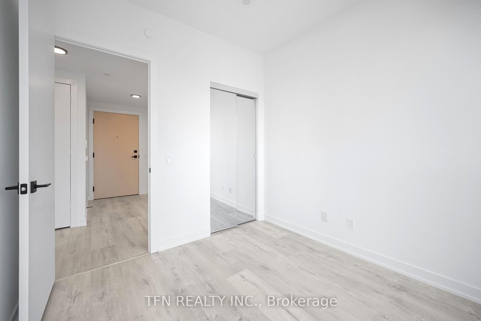 327 King Street W, Unit 4506 thumbnail 14