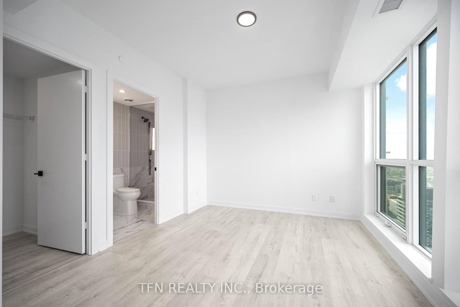 327 King Street W, Unit 4506 thumbnail 6