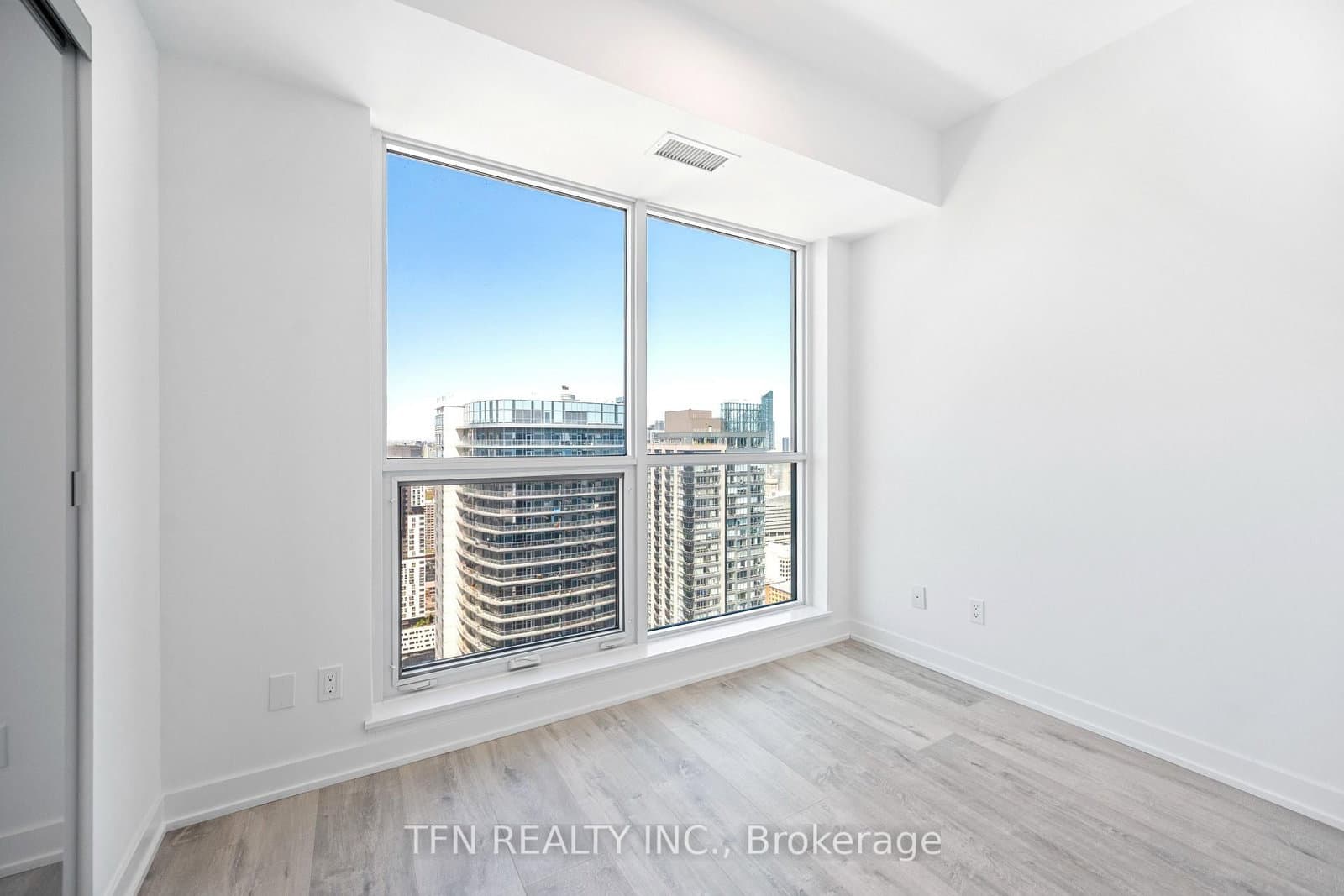 327 King Street W, Unit 4505 thumbnail 10