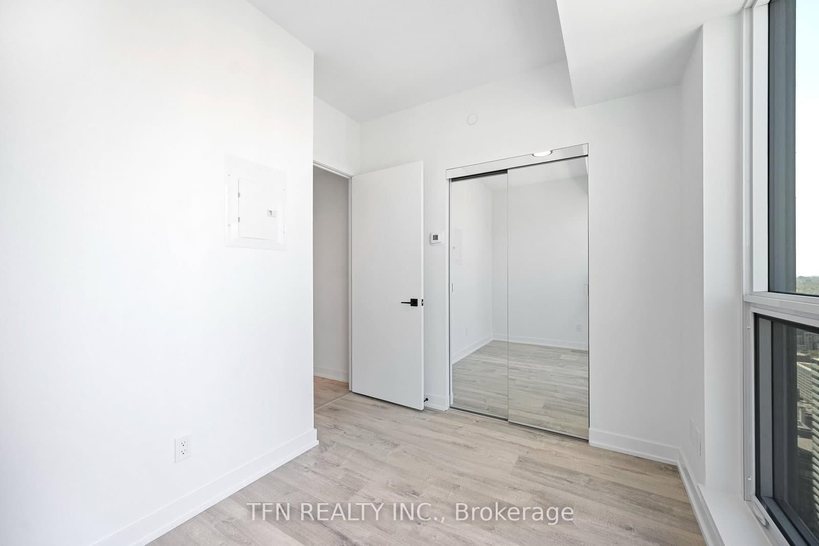 327 King Street W, Unit 4505 thumbnail 11