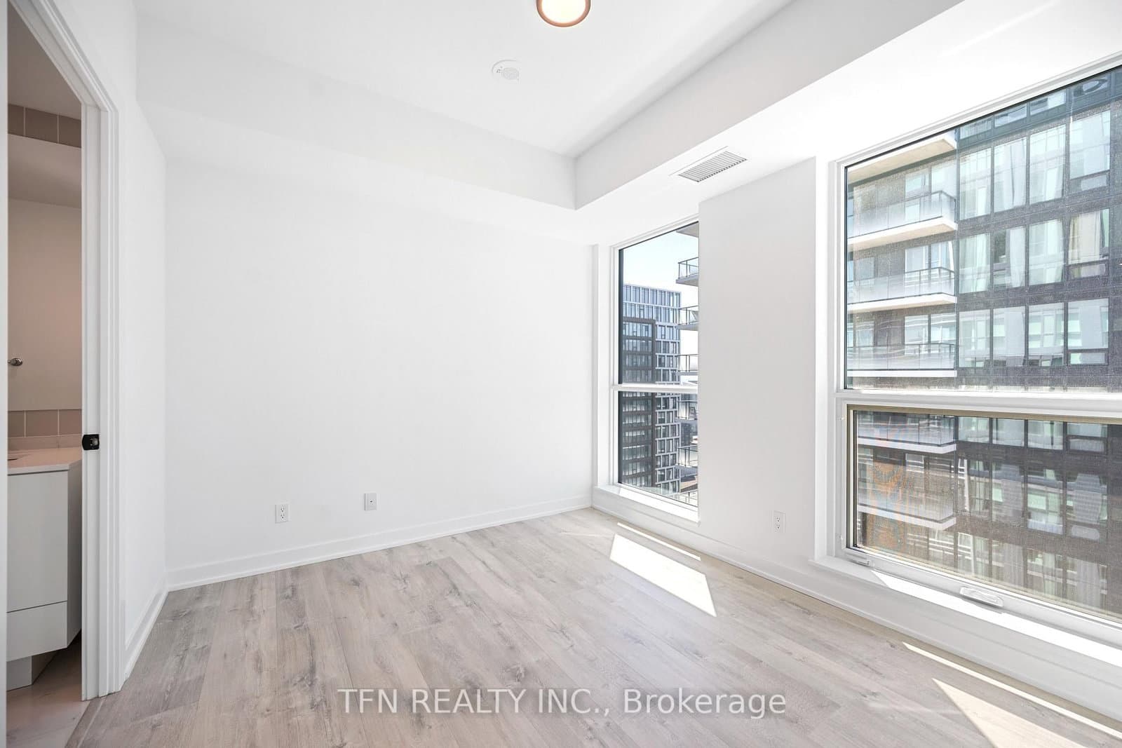 327 King Street W, Unit 4505 thumbnail 6