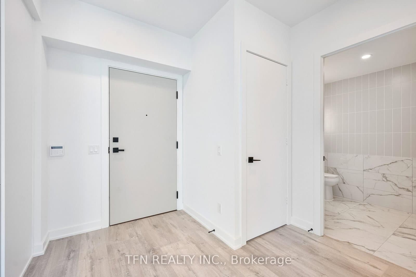 327 King Street W, Unit 4704 thumbnail 10
