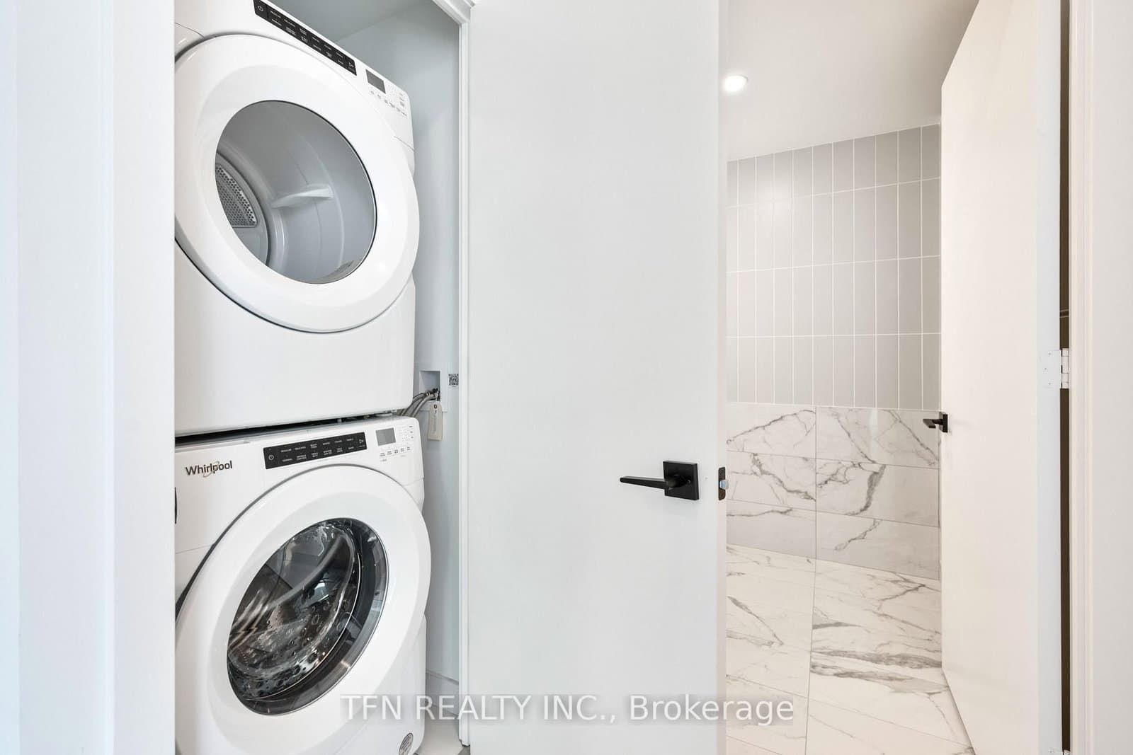 327 King Street W, Unit 4704 thumbnail 11