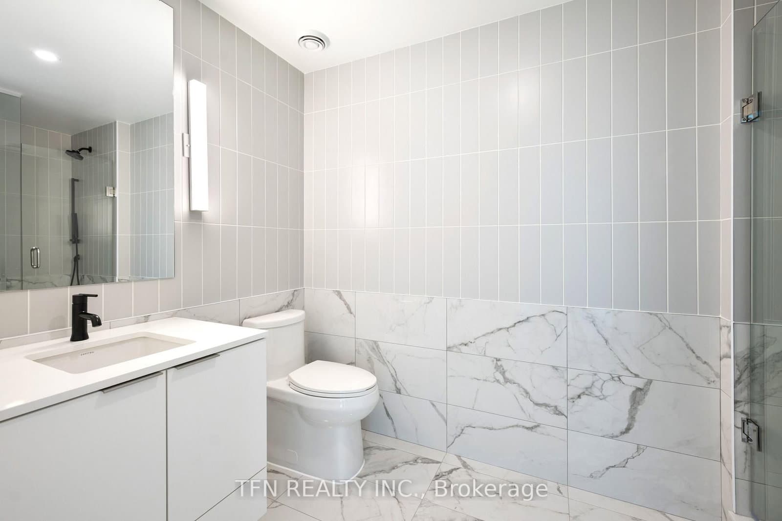327 King Street W, Unit 4704 thumbnail 12