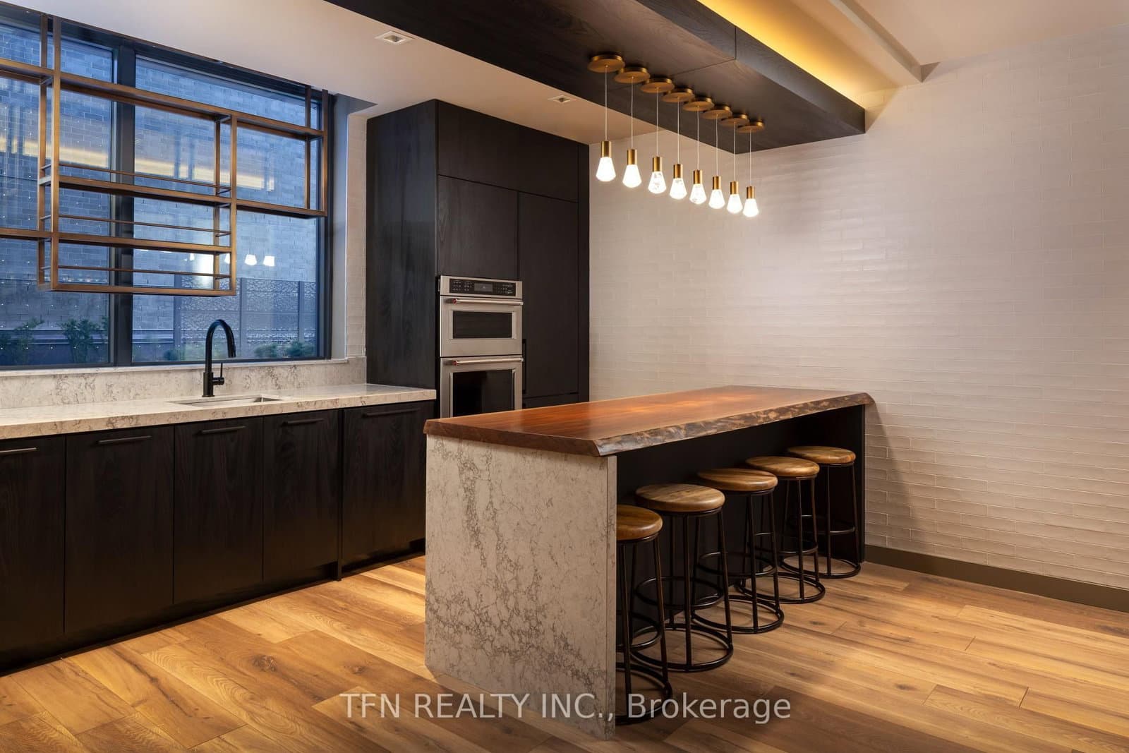 327 King Street W, Unit 4704 thumbnail 17
