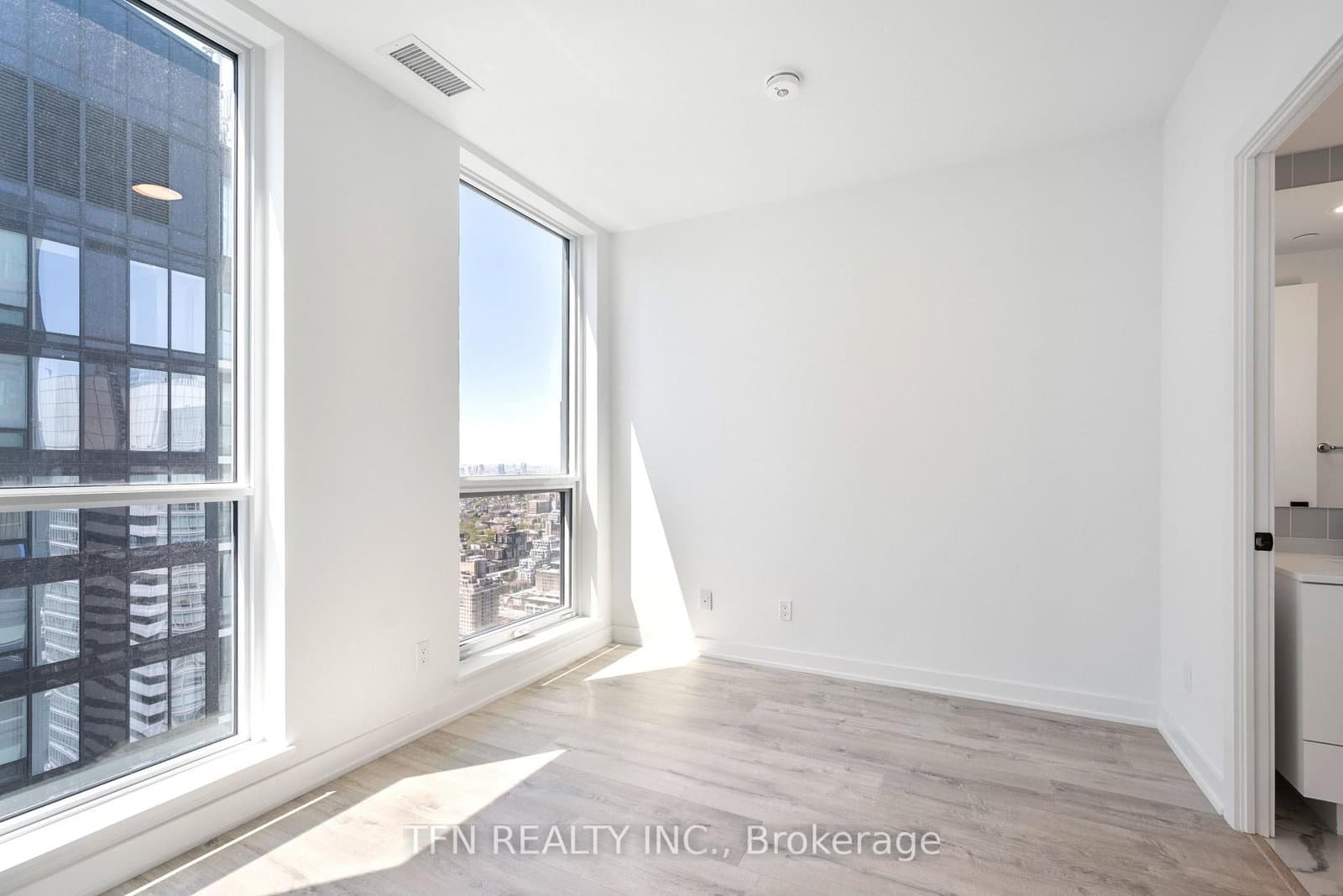 327 King Street W, Unit 4704 thumbnail 5