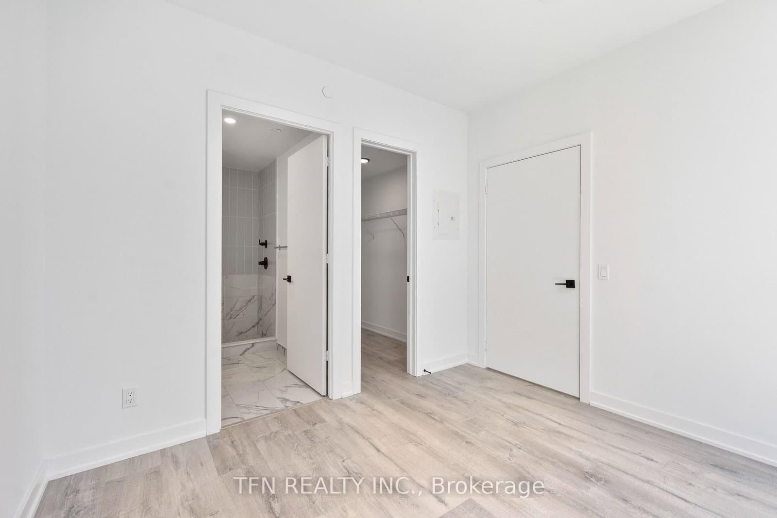327 King Street W, Unit 4704 thumbnail 6
