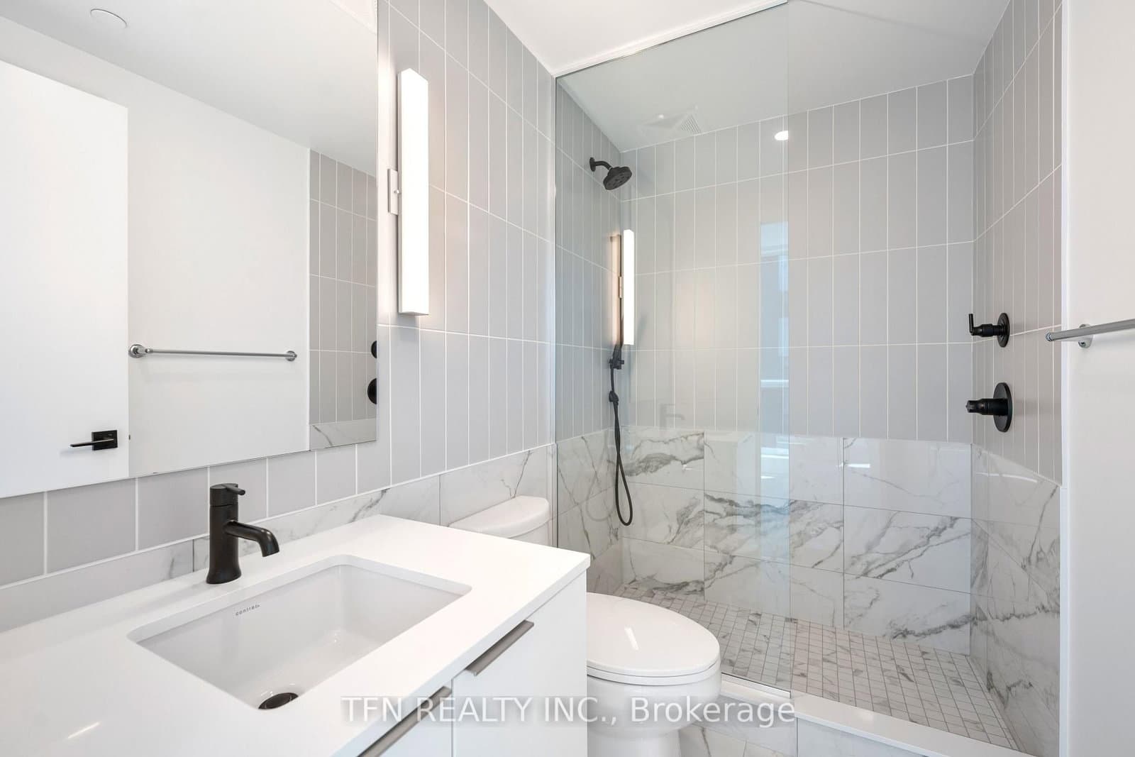 327 King Street W, Unit 4704 thumbnail 8