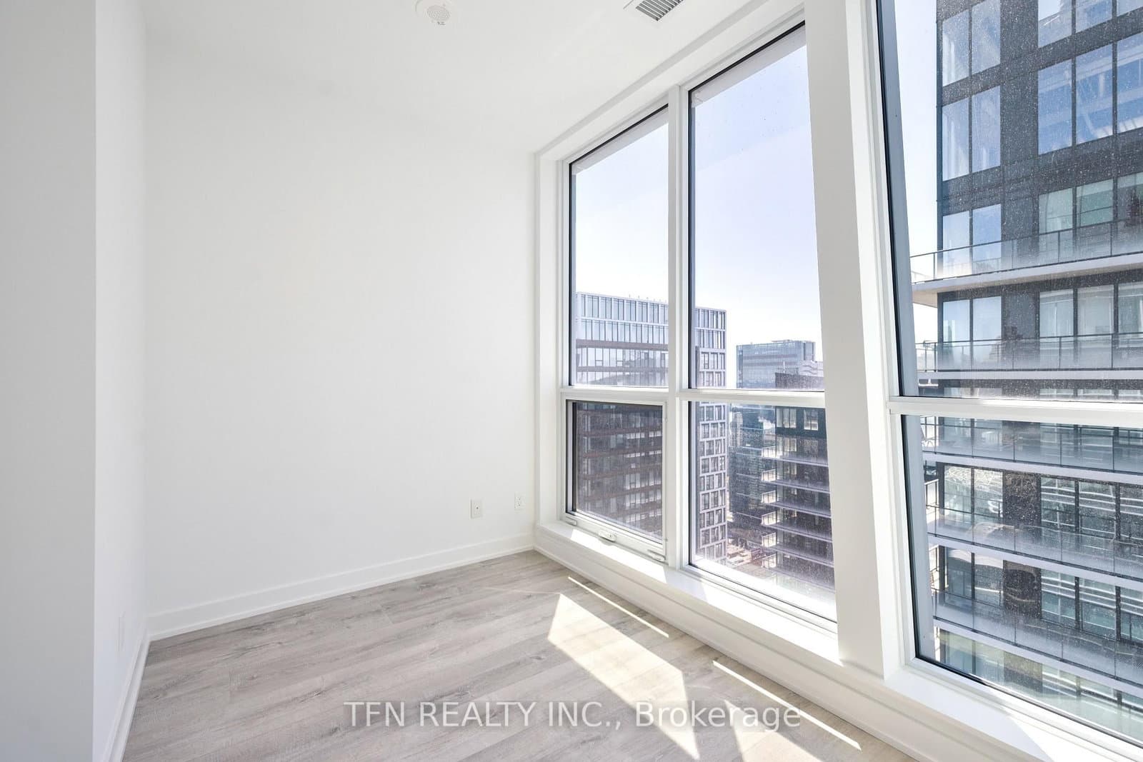 327 King Street W, Unit 4704 thumbnail 9