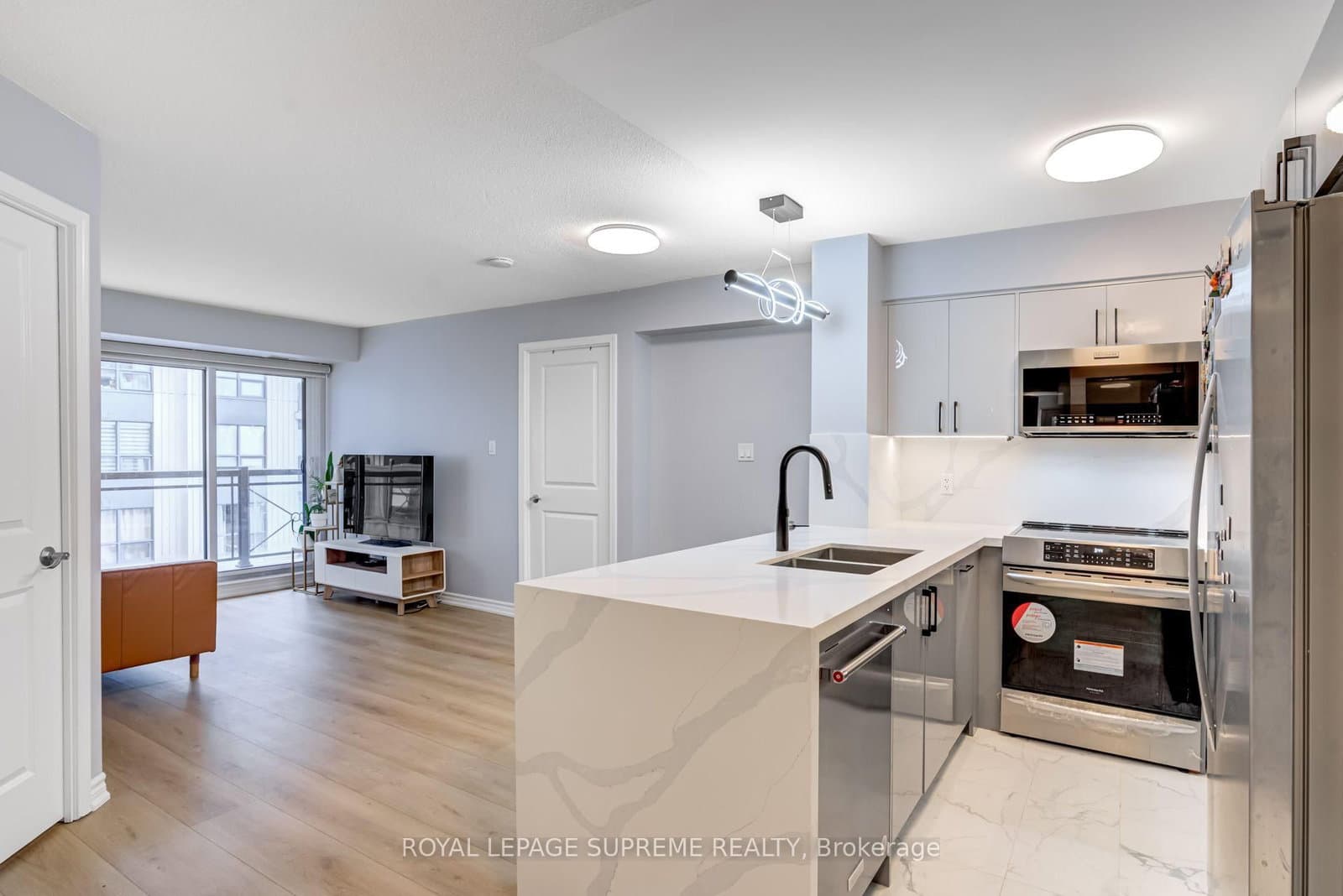 872 Sheppard Avenue W, Unit 301 thumbnail 2