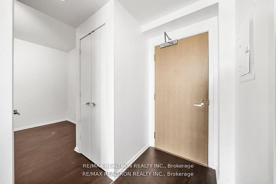 1 Bloor Street E, Unit 6010 thumbnail 16