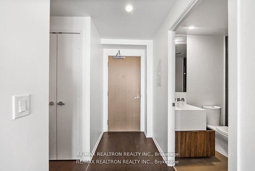1 Bloor Street E, Unit 6010 thumbnail 17