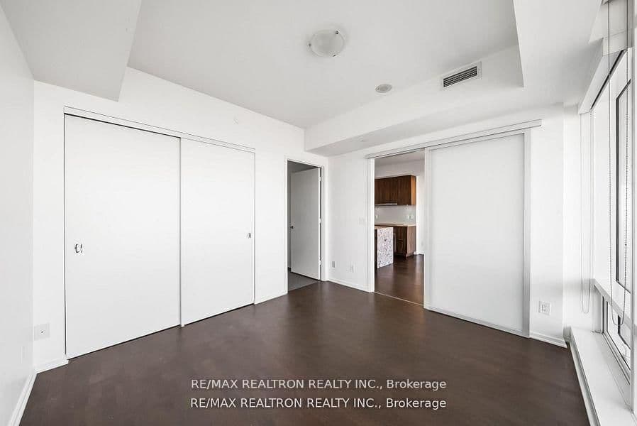 1 Bloor Street E, Unit 6010 thumbnail 29