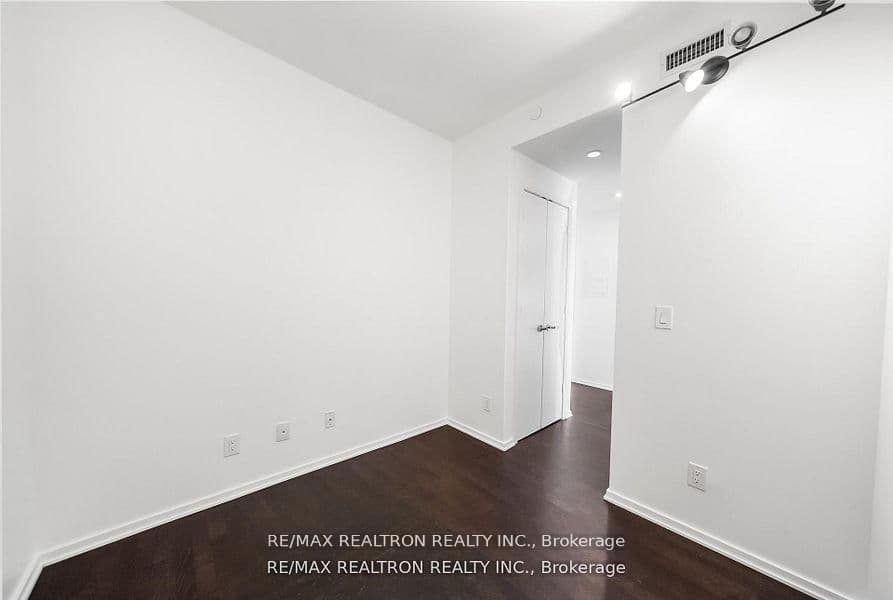 1 Bloor Street E, Unit 6010 thumbnail 32