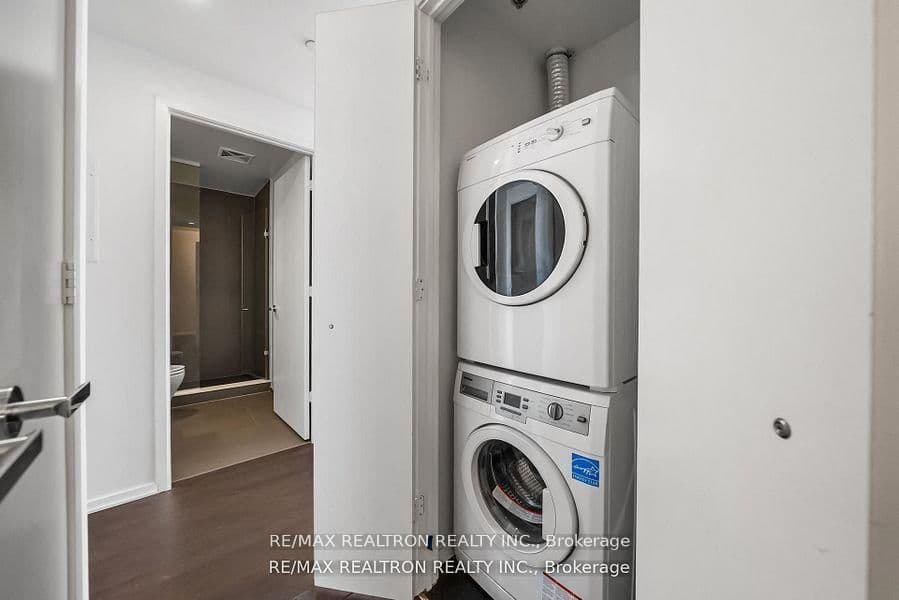 1 Bloor Street E, Unit 6010 thumbnail 33