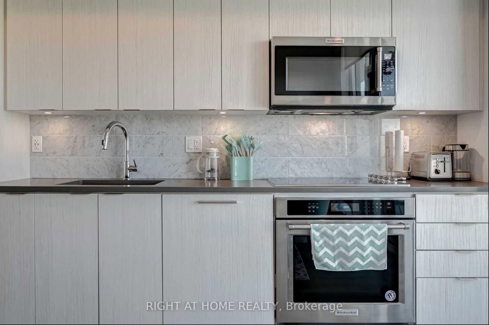 38 Iannuzzi Street, Unit Uph02 thumbnail 10