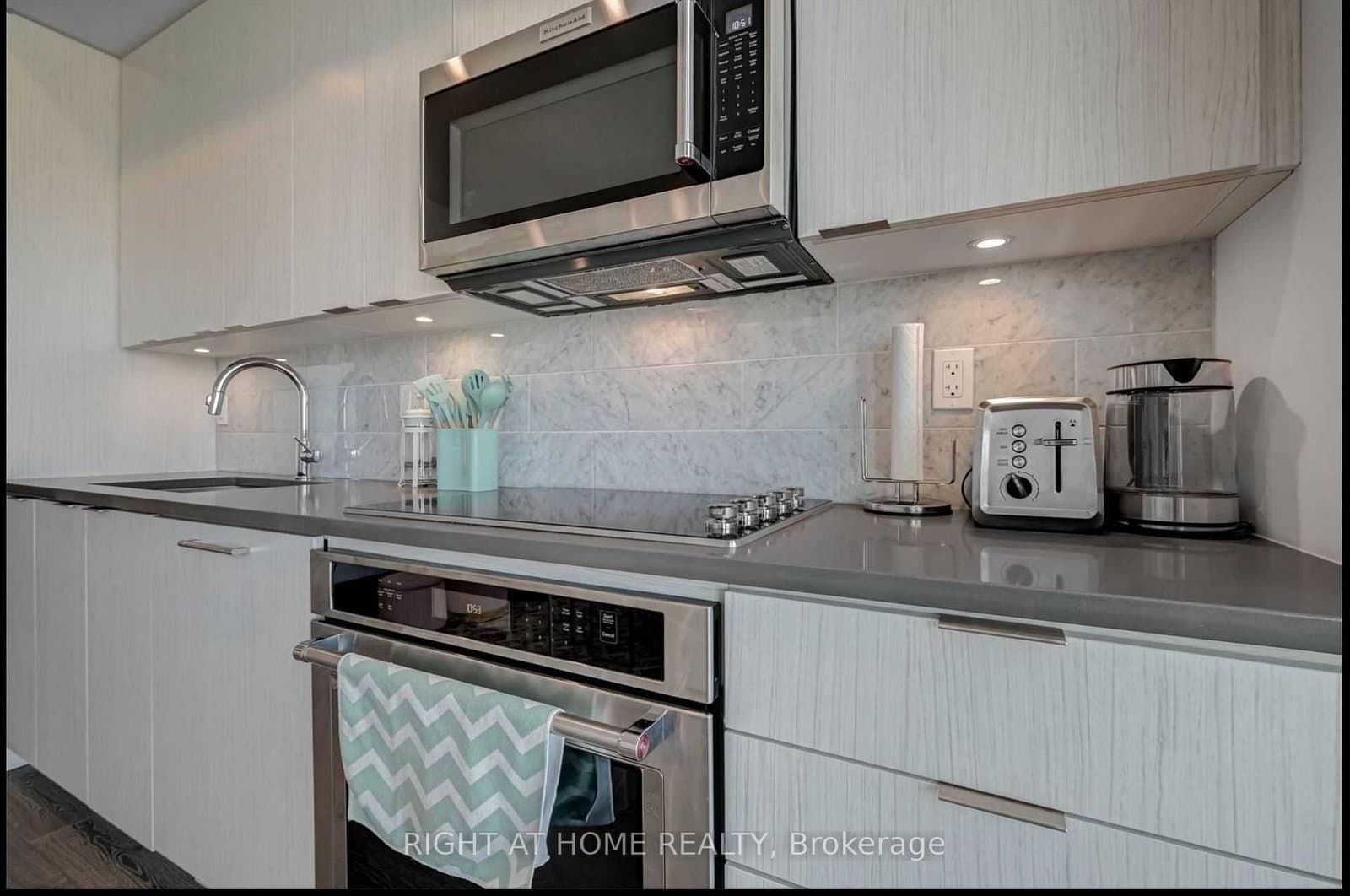 38 Iannuzzi Street, Unit Uph02 thumbnail 12