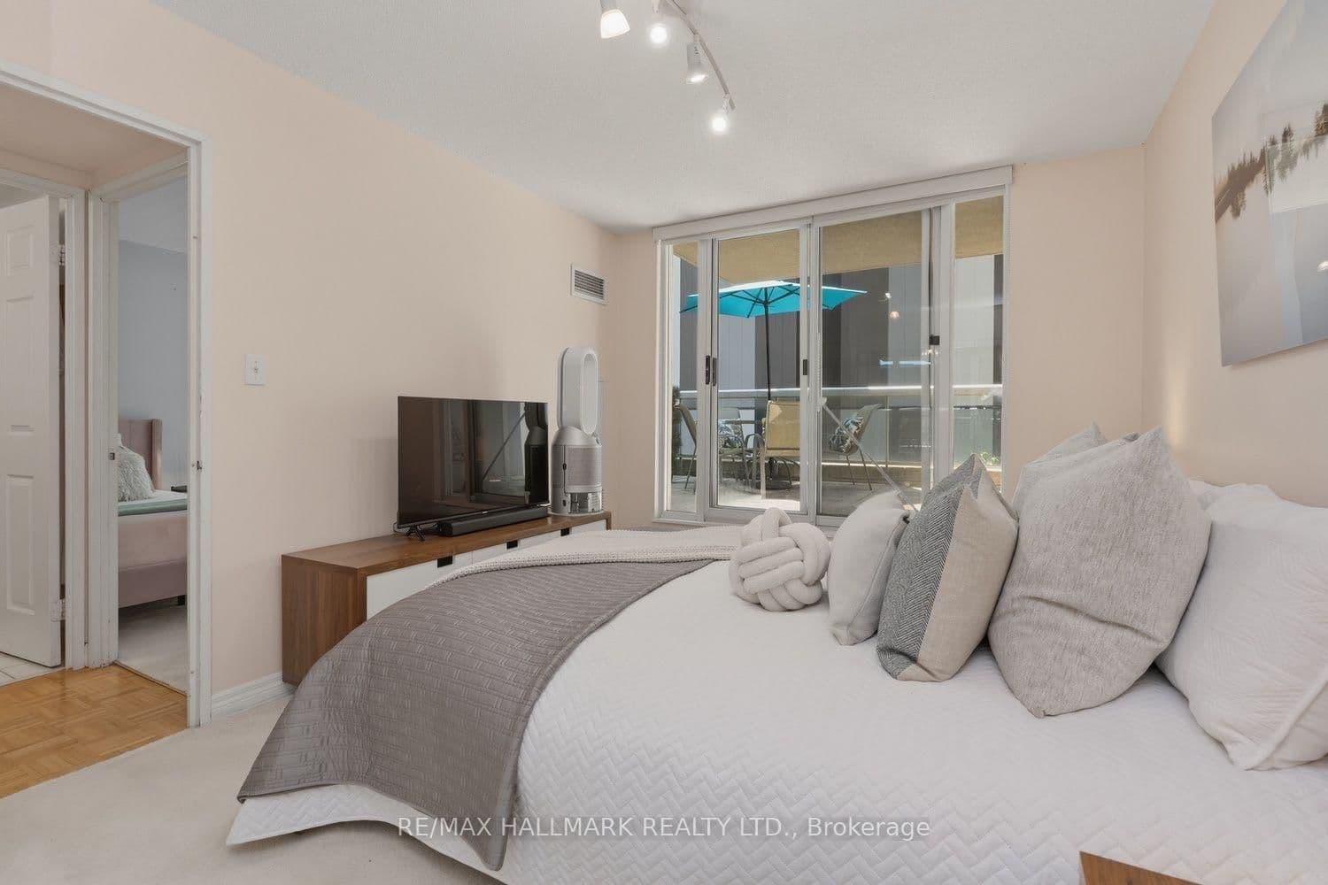 43 Eglinton Avenue E, Unit 310 thumbnail 24