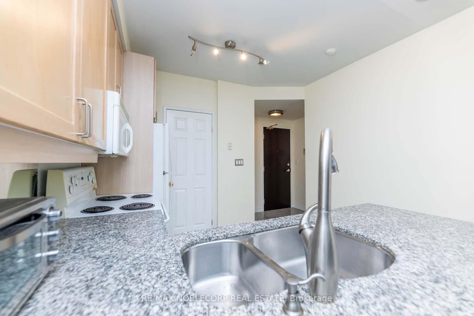 55 Bloor Street E, Unit 609 thumbnail 10