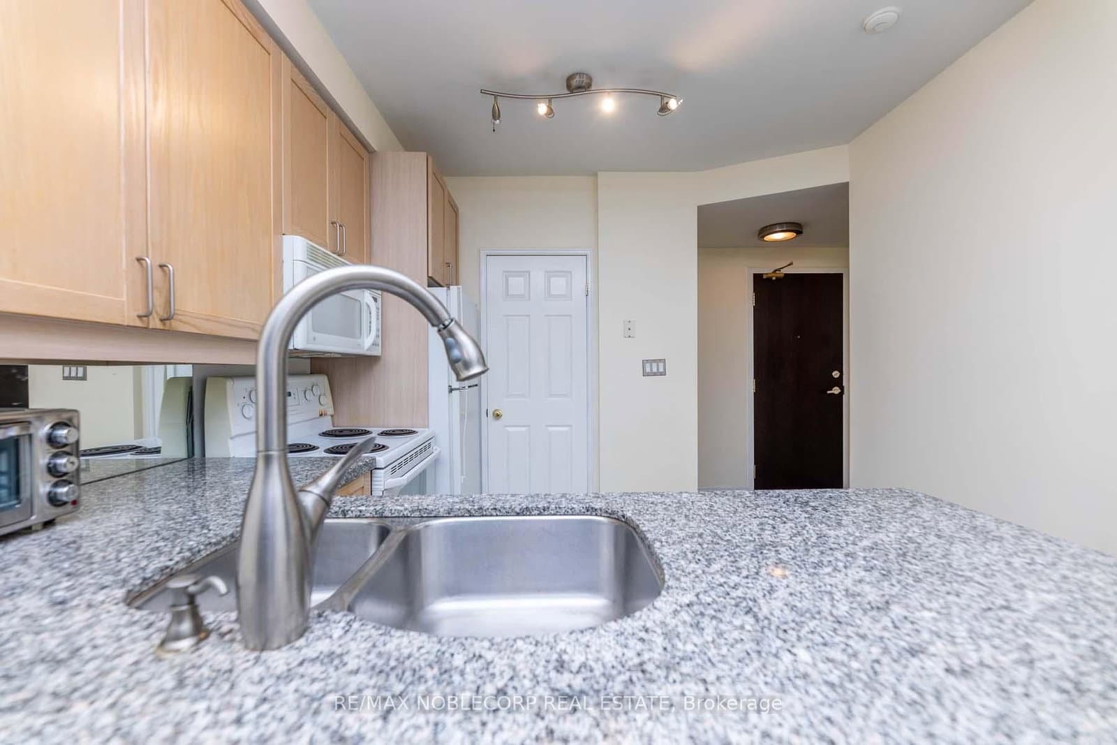 55 Bloor Street E, Unit 609 thumbnail 11