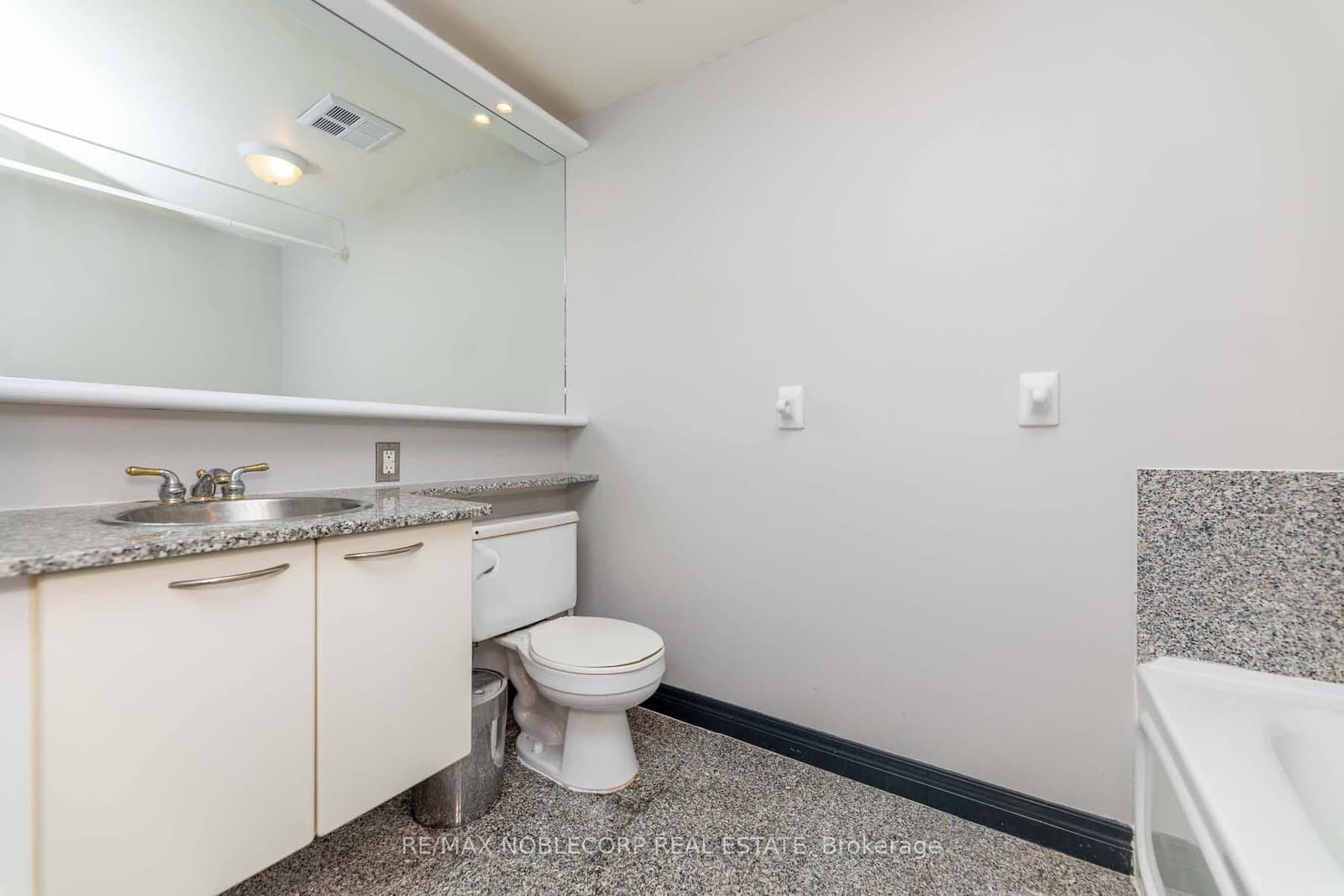55 Bloor Street E, Unit 609 thumbnail 23