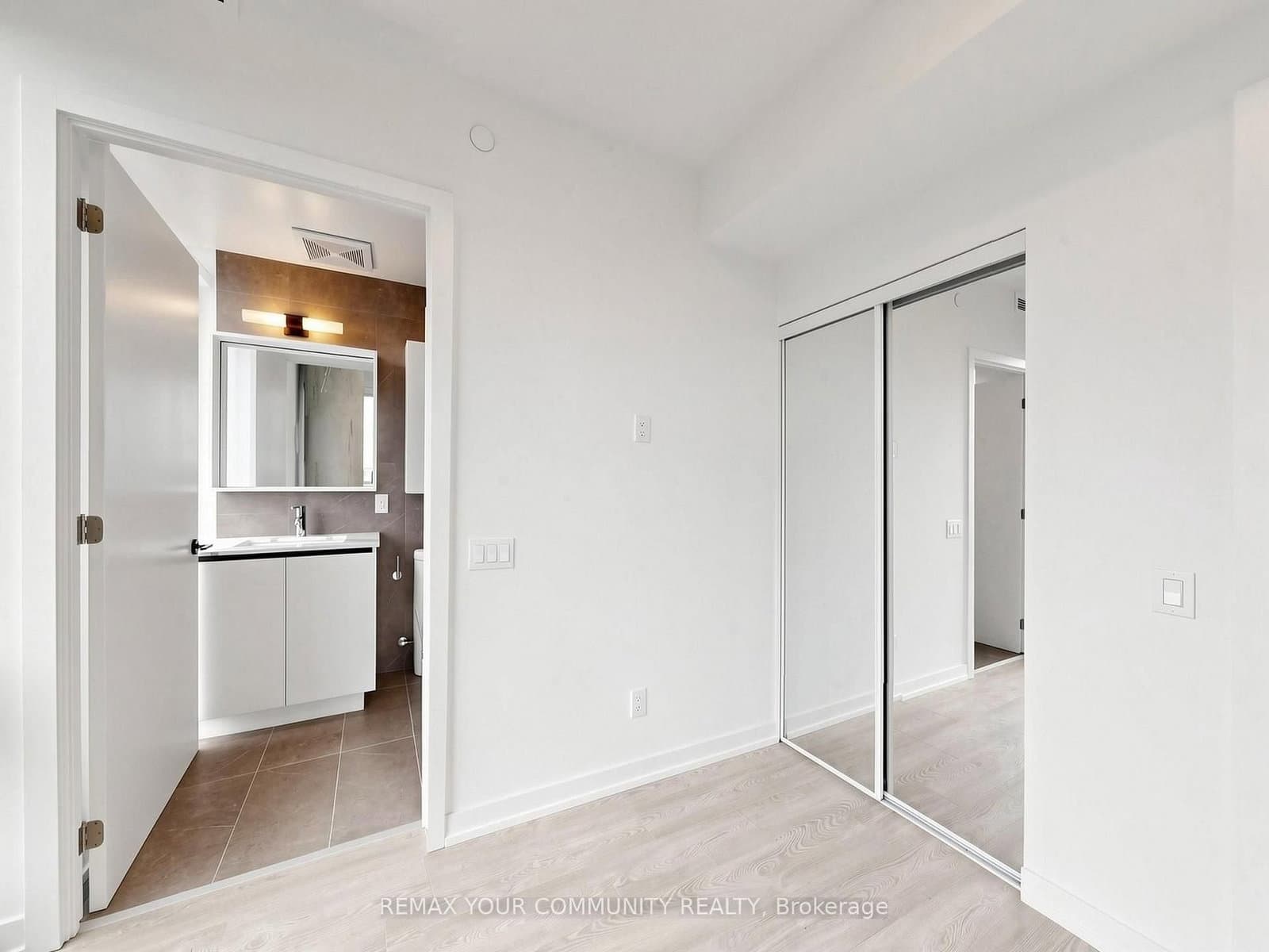 35 Parliament Street, Unit 2504 thumbnail 23