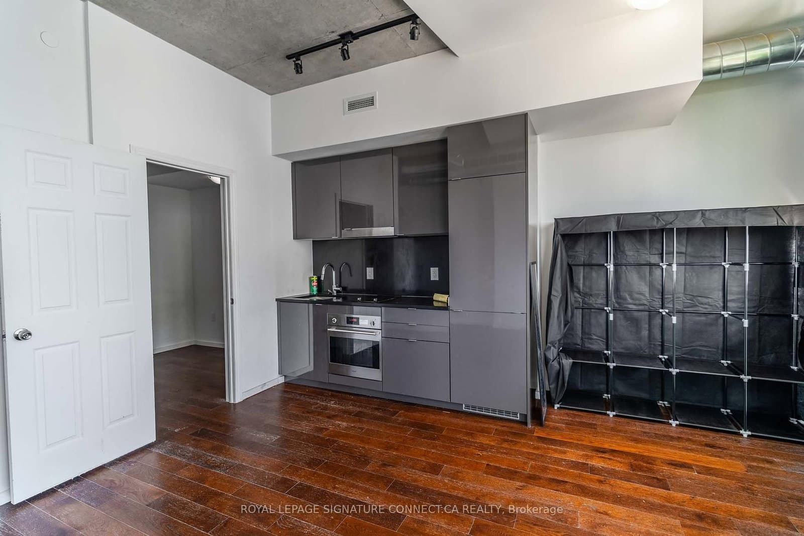 21 Lawren Harris Square, Unit 910 thumbnail 2