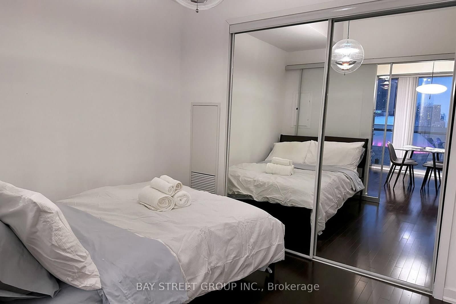 14 York Street, Unit 2406 thumbnail 4