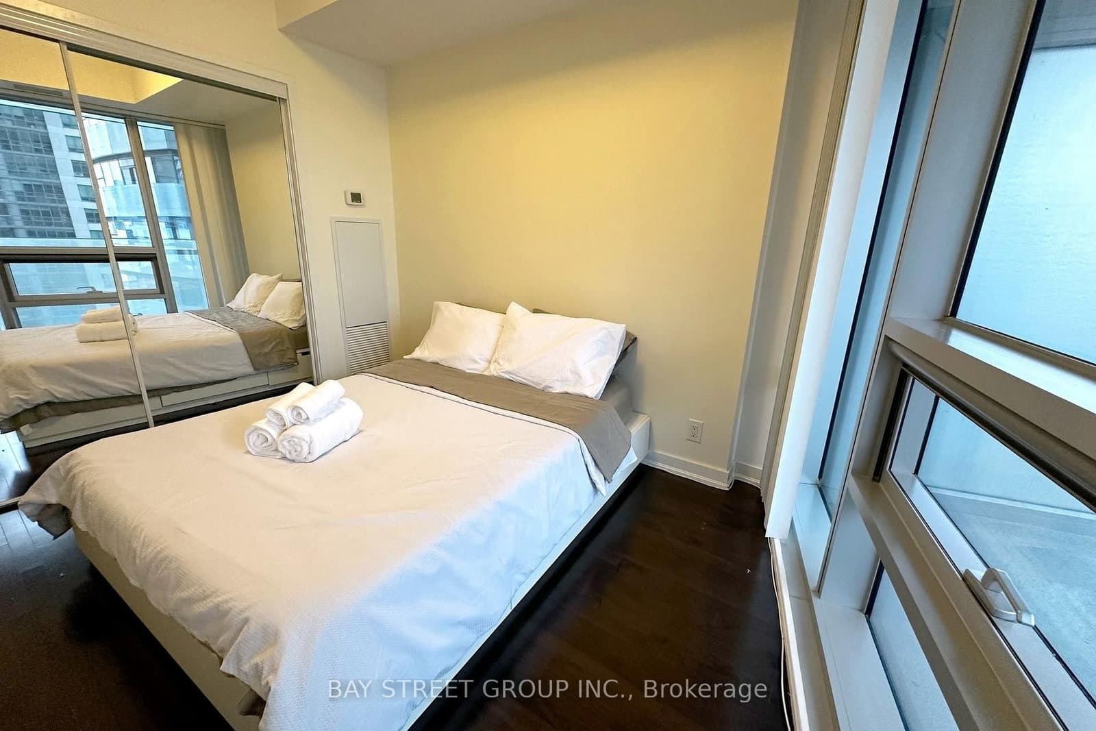 14 York Street, Unit 2406 thumbnail 5