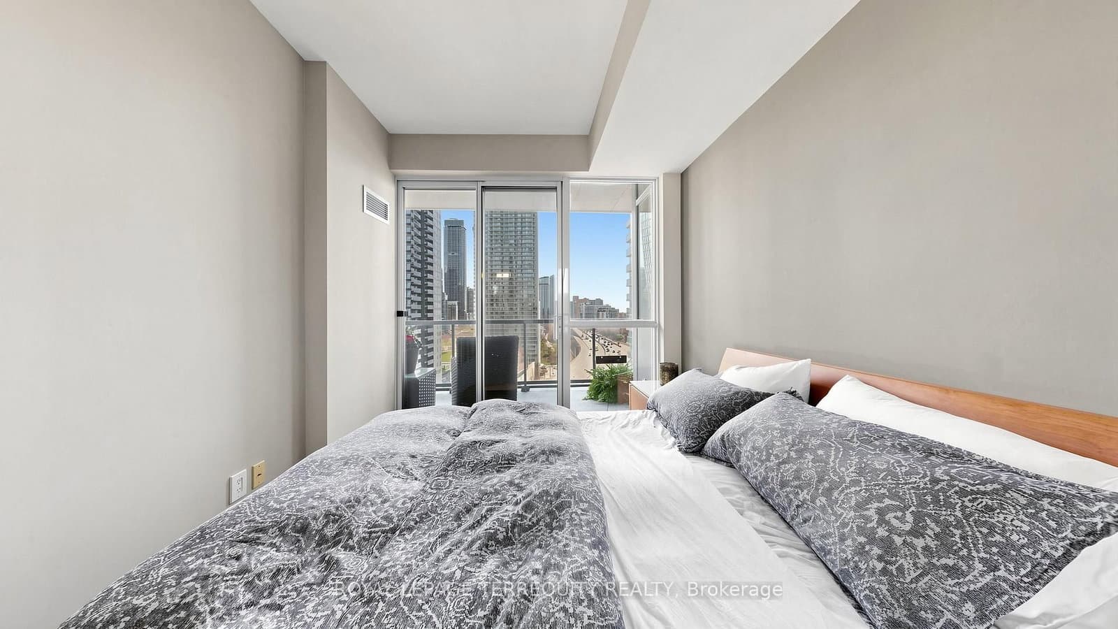 20 Bruyeres Mews, Unit 1705 thumbnail 10