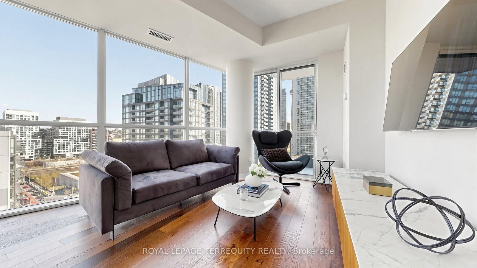 20 Bruyeres Mews, Unit 1705 thumbnail 2