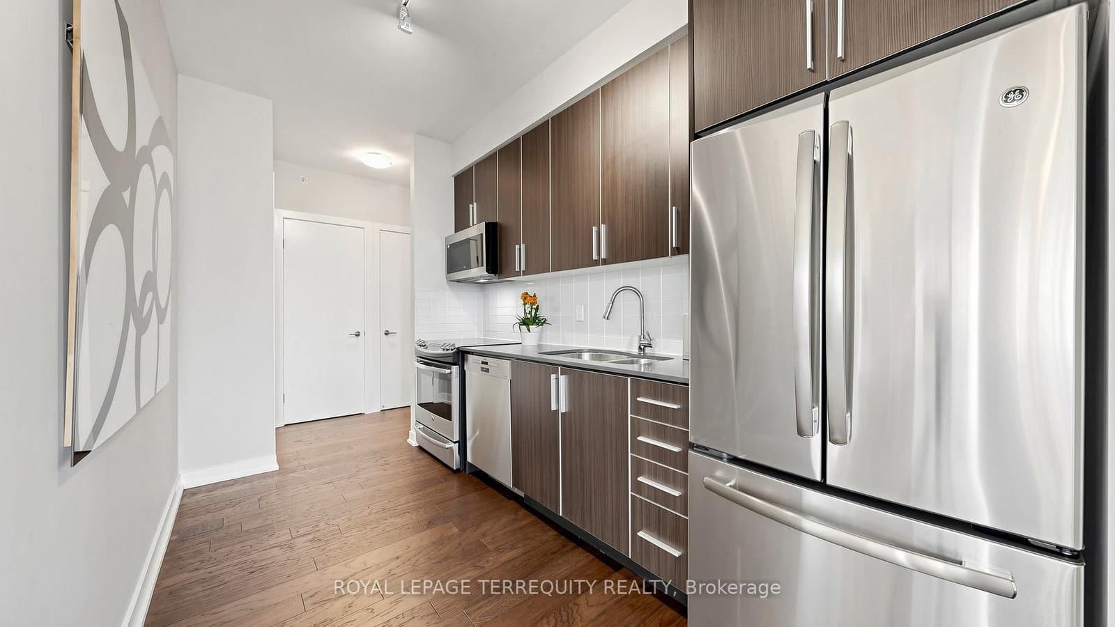 20 Bruyeres Mews, Unit 1705 thumbnail 5