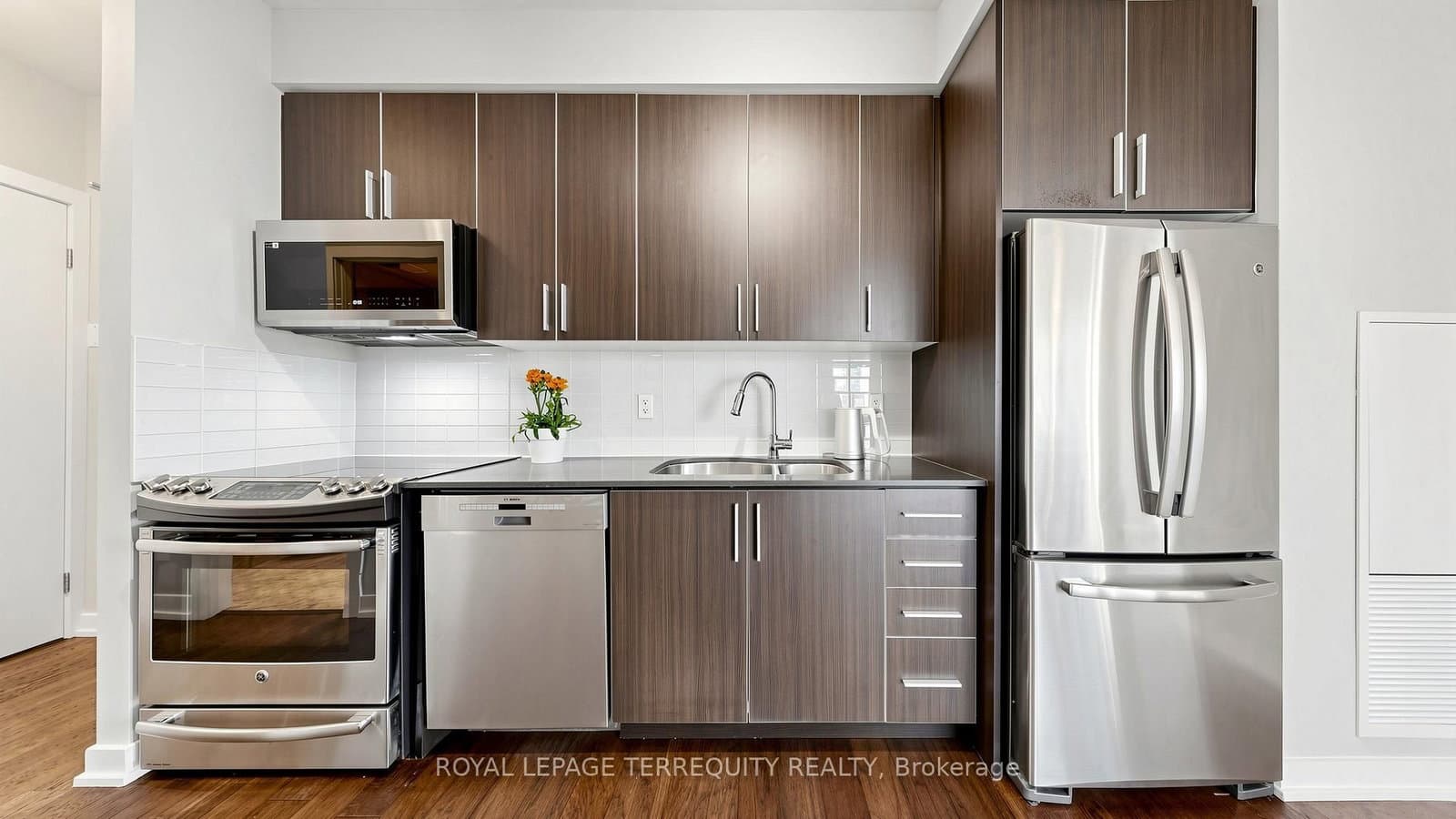 20 Bruyeres Mews, Unit 1705 thumbnail 6