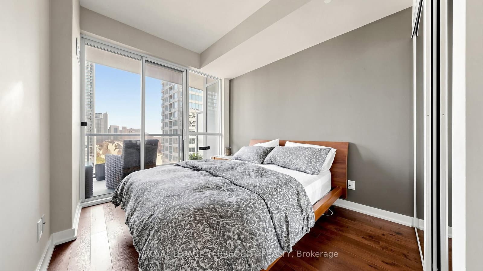 20 Bruyeres Mews, Unit 1705 thumbnail 8