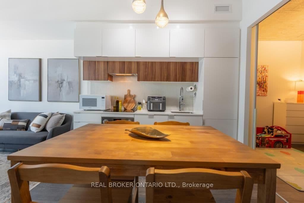 185 Roehampton Avenue S, Unit 1601 thumbnail 3