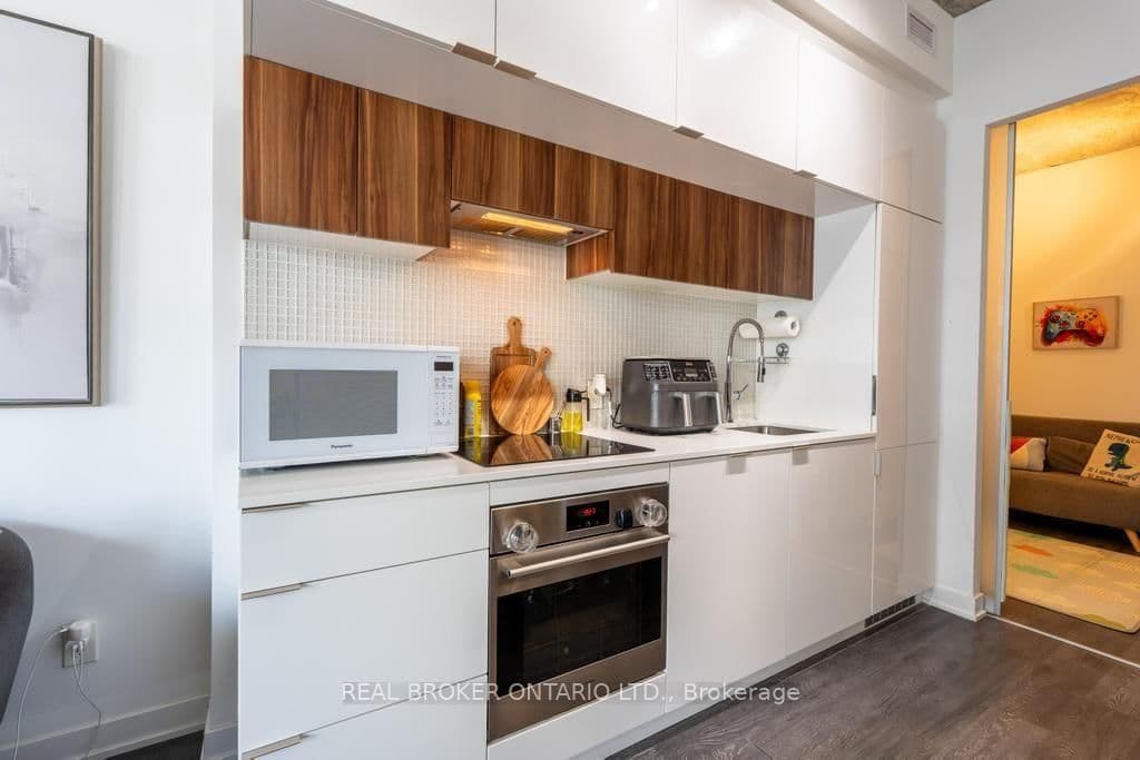 185 Roehampton Avenue S, Unit 1601 thumbnail 6