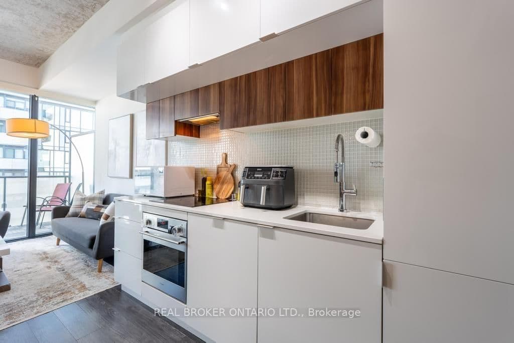 185 Roehampton Avenue S, Unit 1601 thumbnail 7