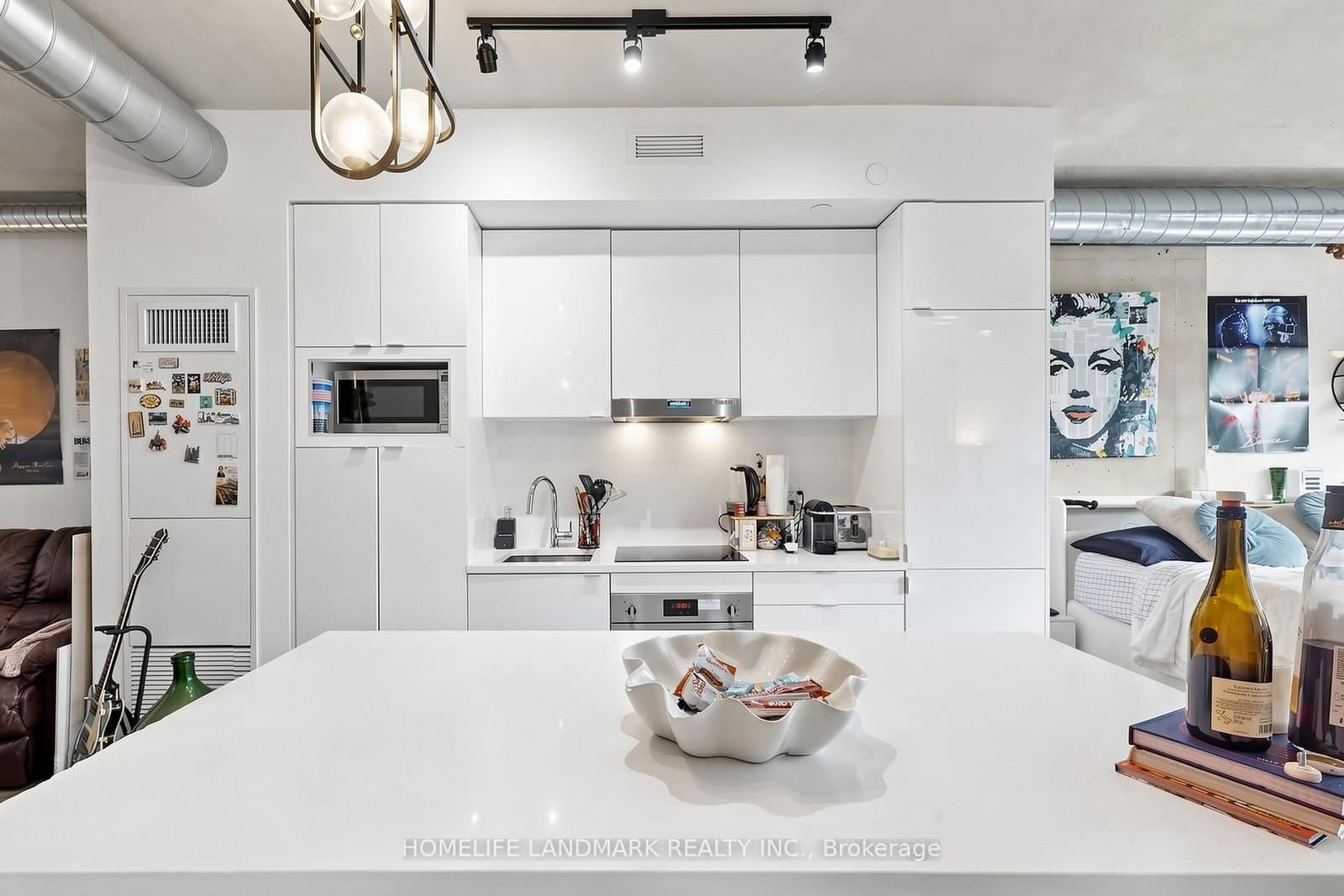 21 Lawren Harris Square, Unit 801 thumbnail 11