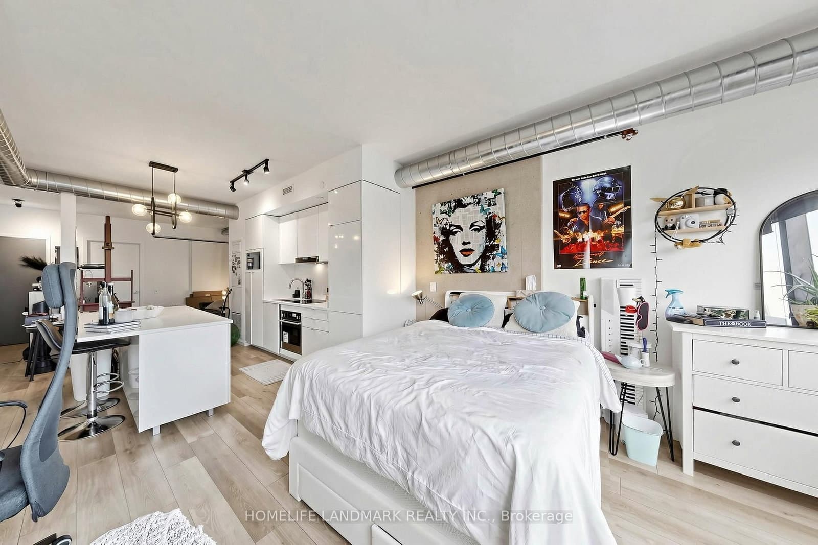 21 Lawren Harris Square, Unit 801 thumbnail 17