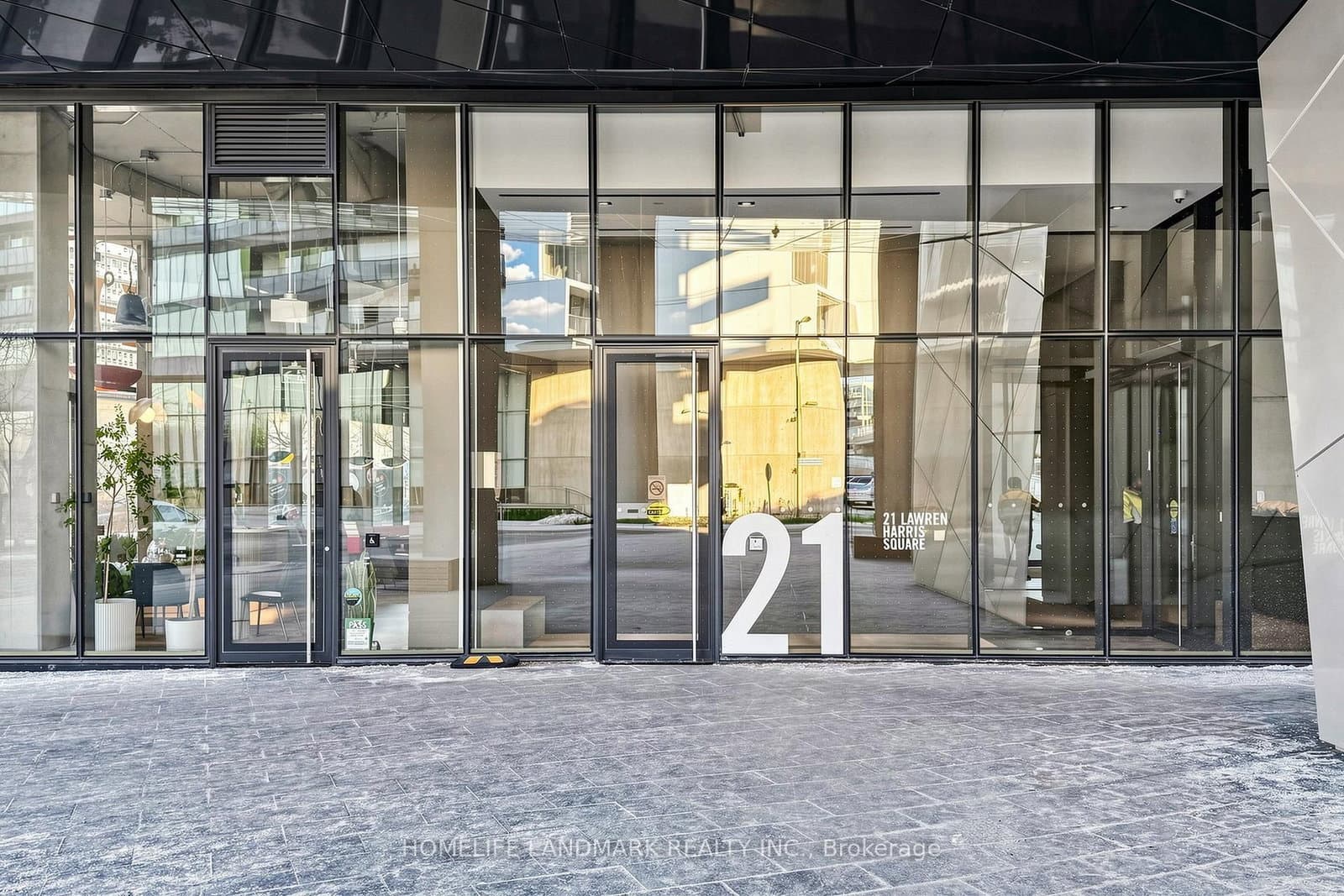 21 Lawren Harris Square, Unit 801 thumbnail 3