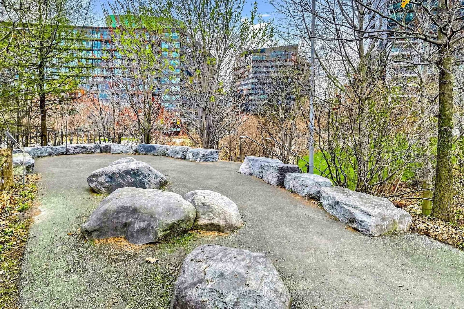 21 Lawren Harris Square, Unit 801 thumbnail 43