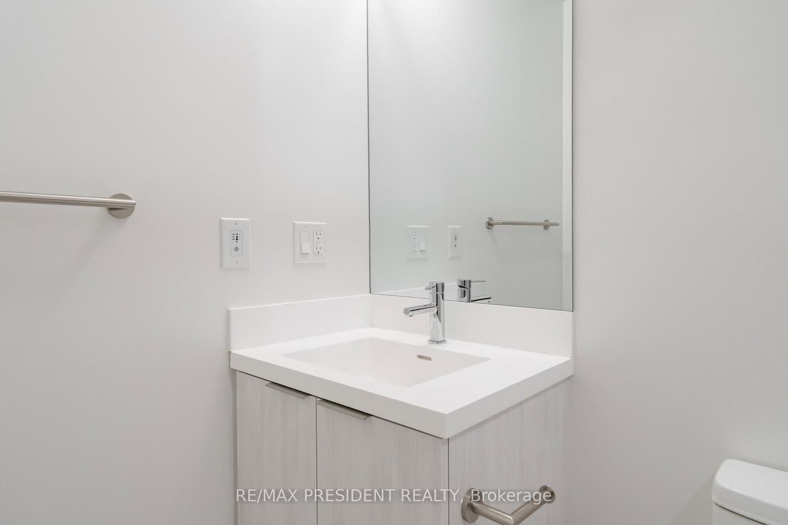 400 King Street W, Unit 808 thumbnail 10
