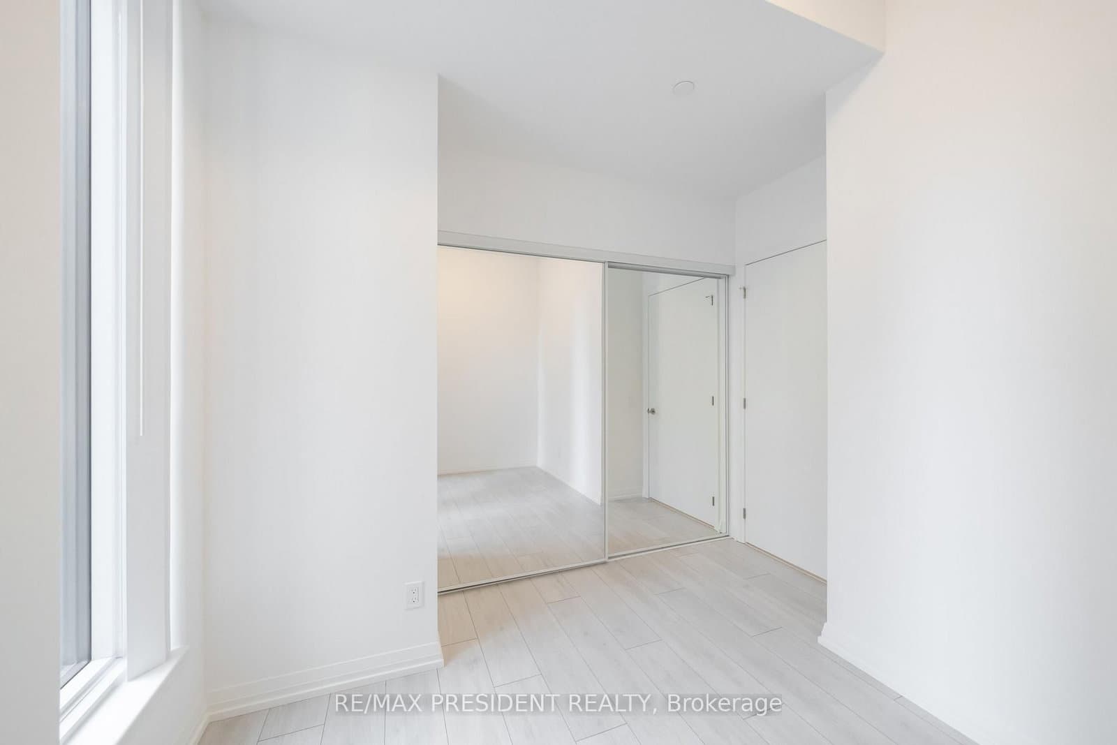 400 King Street W, Unit 808 thumbnail 12