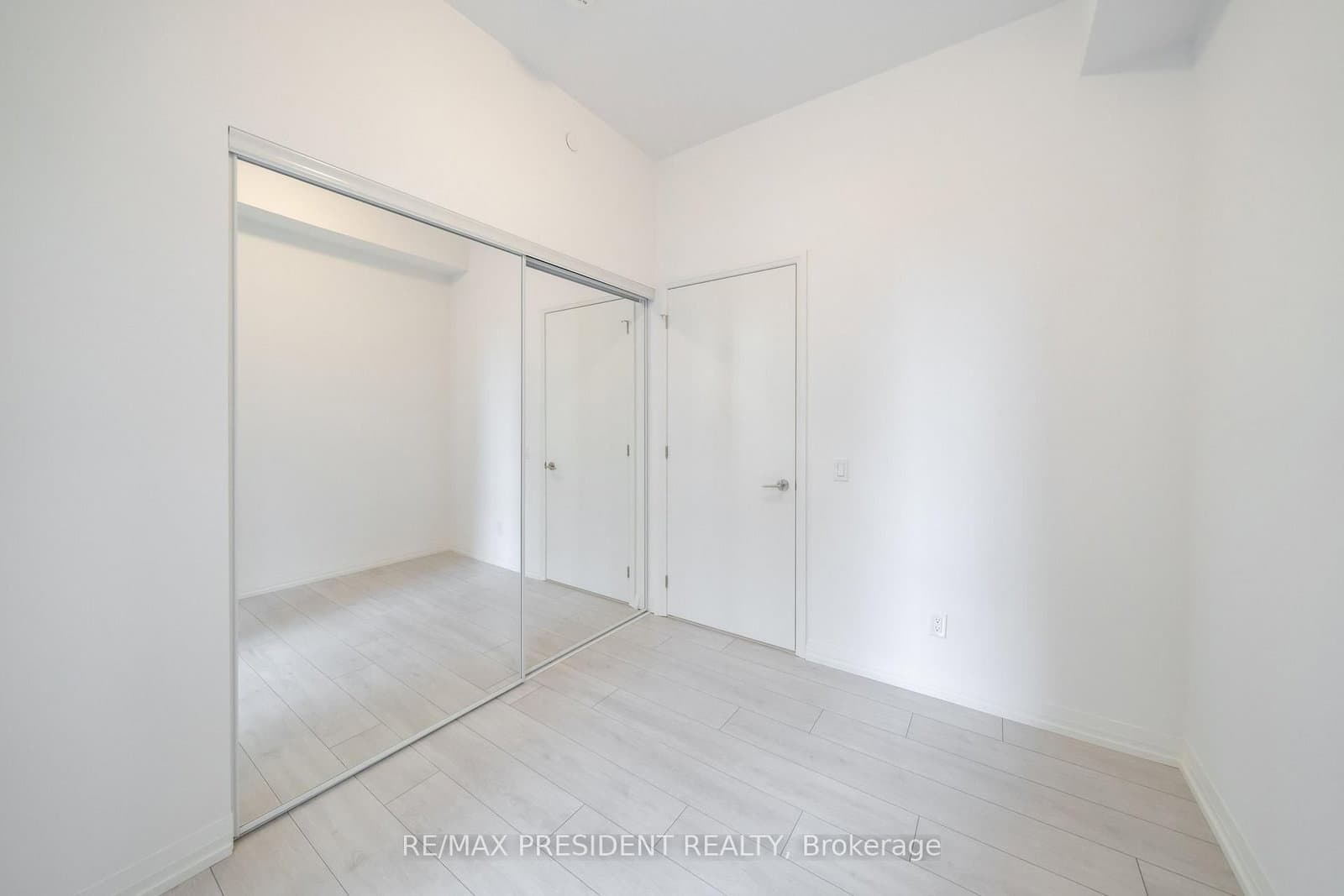 400 King Street W, Unit 808 thumbnail 16