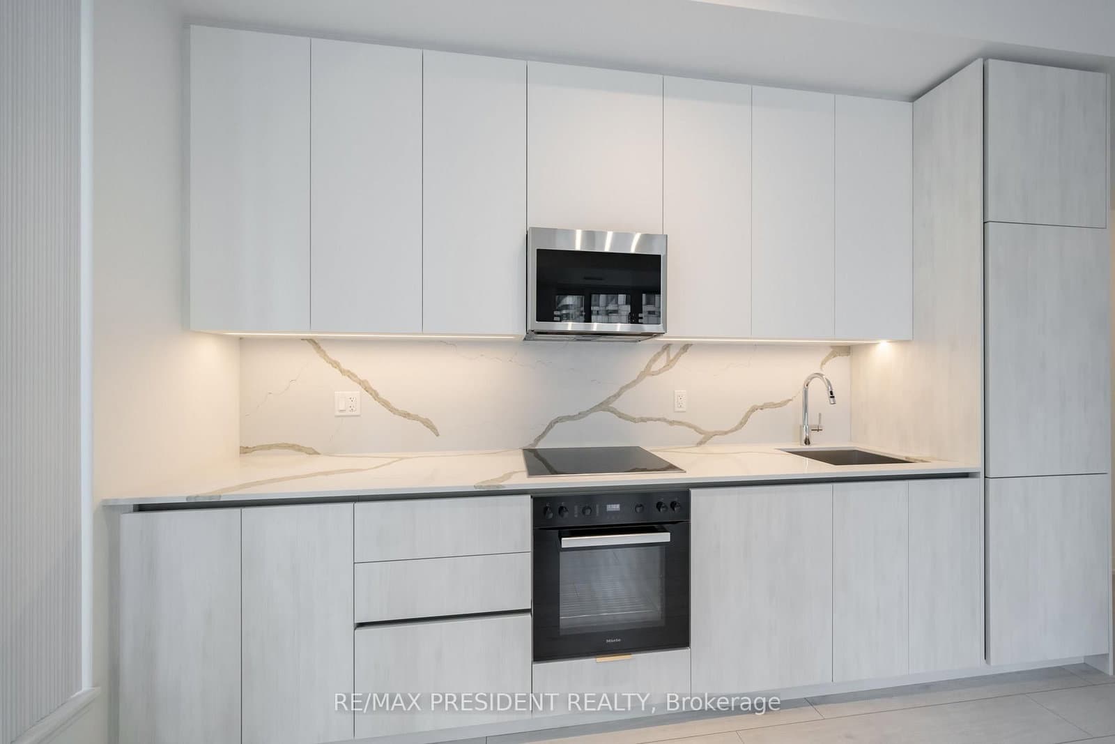 400 King Street W, Unit 808 thumbnail 3