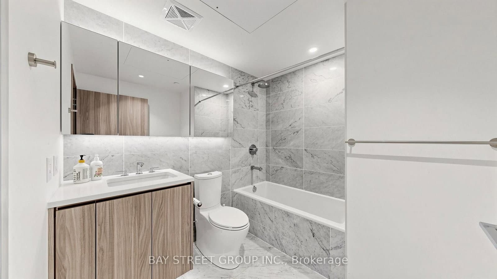 95 McMahon Drive, Unit 2515 thumbnail 2