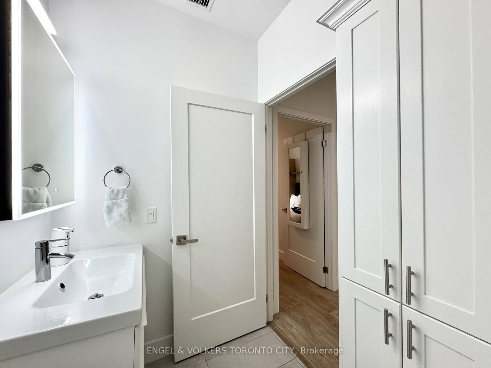 393 King Street W, Unit 706 thumbnail 16