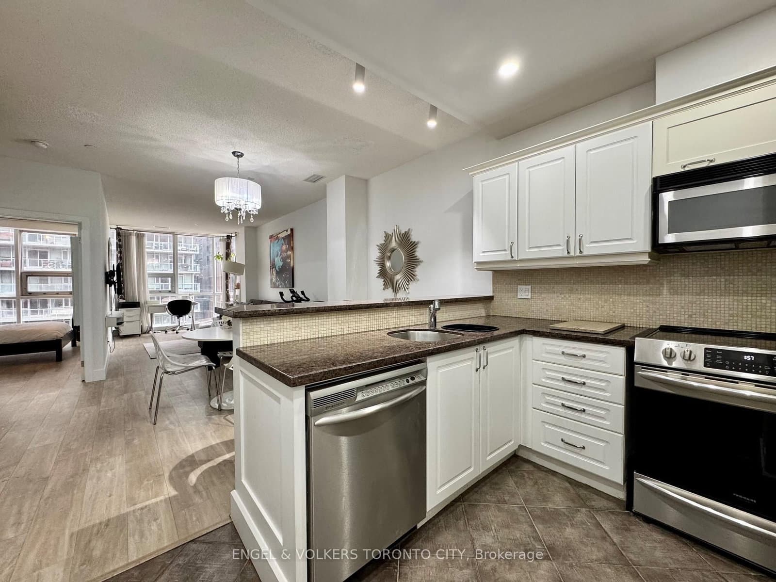 393 King Street W, Unit 706 thumbnail 8