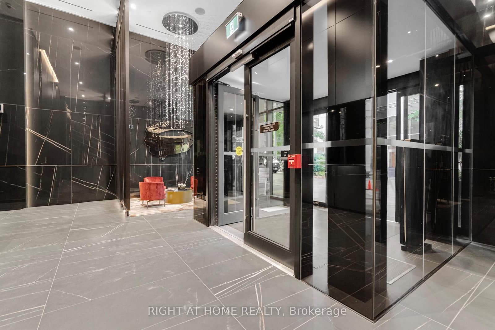 11 Yorkville Avenue, Unit 2113 thumbnail 3