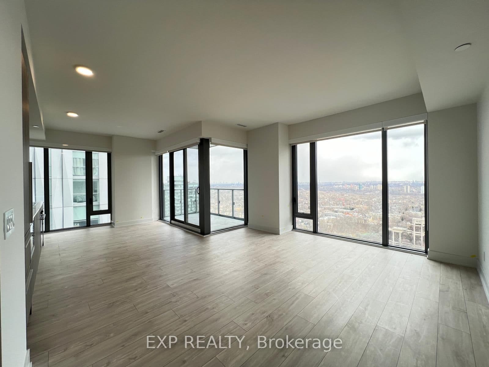 8 Cumberland Street, Unit 3707 thumbnail 4